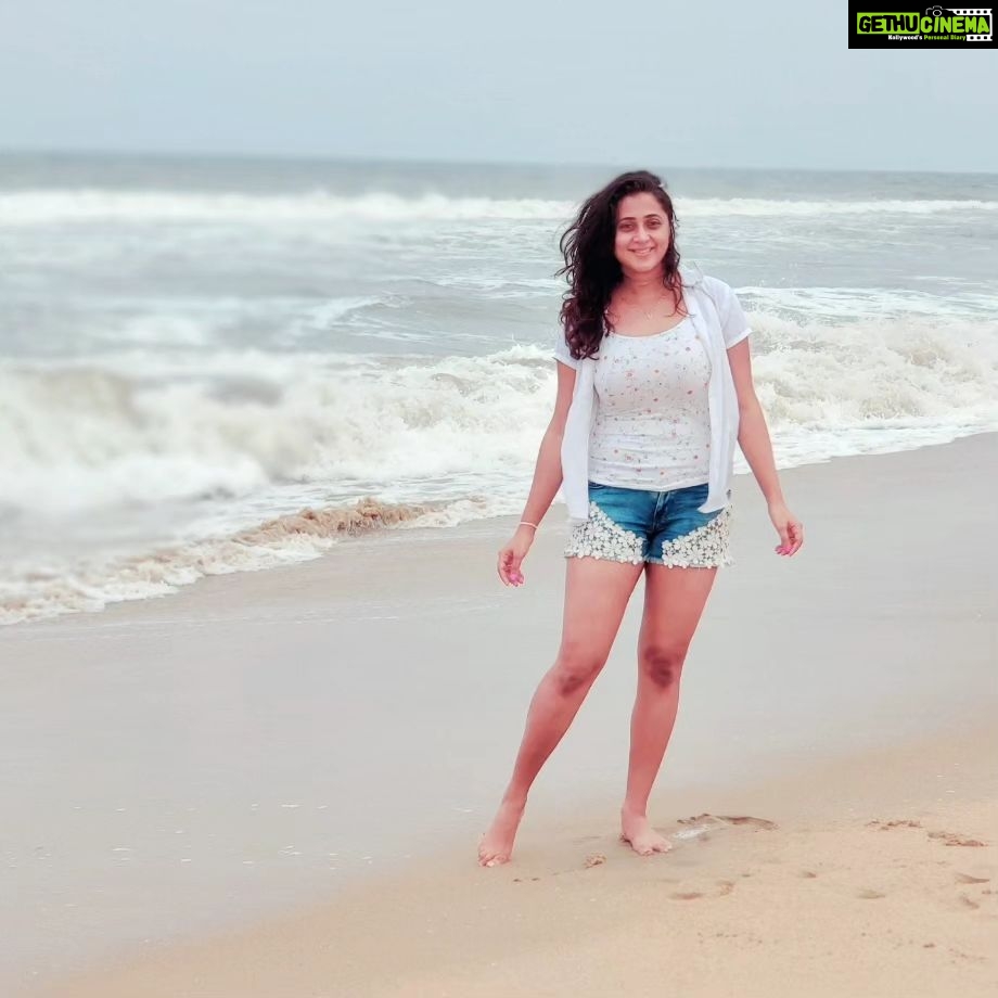 Kaniha Instagram - Life is a Beach, Gotta find your wave!! 🦀♋️🦀♋️ #beach #water #oceanlover #cancerian