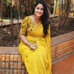 Kaniha Instagram - Adding some Yellove to your phone screen!!! 💛💛💛 @_singaariofficial_ Chennai, India