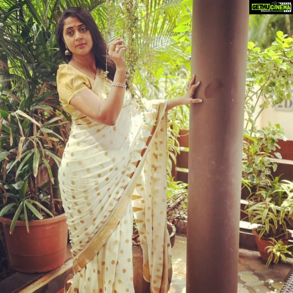 Kaniha Instagram - Coz it's the season of white n Gold !! 🤍💛🤍 1..2..or 3? #sareelove #whiteandgold #onam #onamseason #saddhya Chennai, India