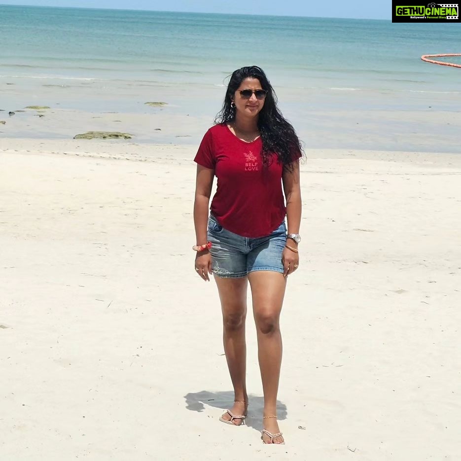 Kaniha Instagram - Salt water heals everything! 🩵💙🩵 Sand kissed! #beachbum #beach #beachlife #kohpangan Koh Pangan Island Thailand