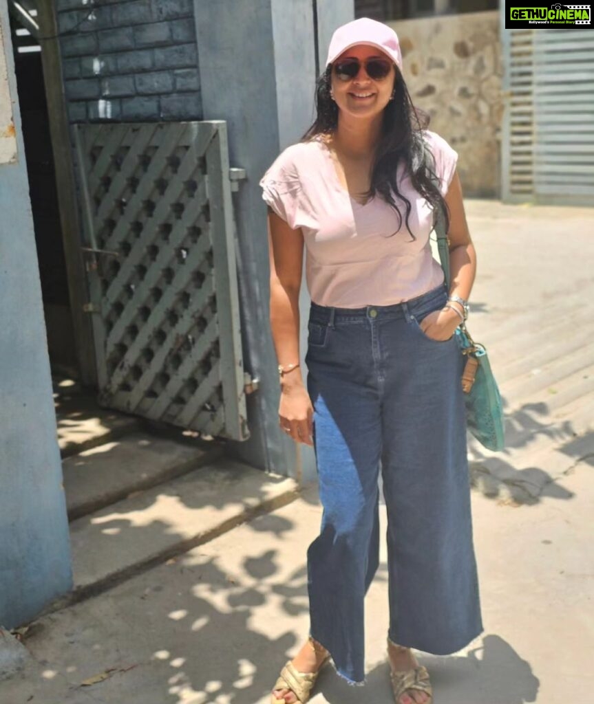 Kaniha Instagram - One day at a time. Always making memories!! #happiness #selfcare #selflove #pinkanddenim #casual #lifeisbeautiful East Coast at Madras Square
