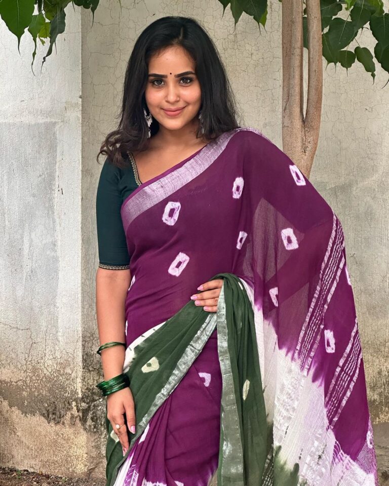 Kanmani Manoharan Instagram - #kanmanimanoharan✨ Wearing @lotus__collections hand block cotton linen saree. Soft and light weight. Best cool comfortable work wear. Do check @lotus__collections for more colours.