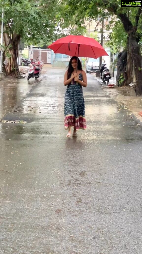 Kanmani Manoharan Instagram - #kanmanimanoharan✨ Chennai la rain ahhhh 🧐 This song and rain ❣️must try 💯