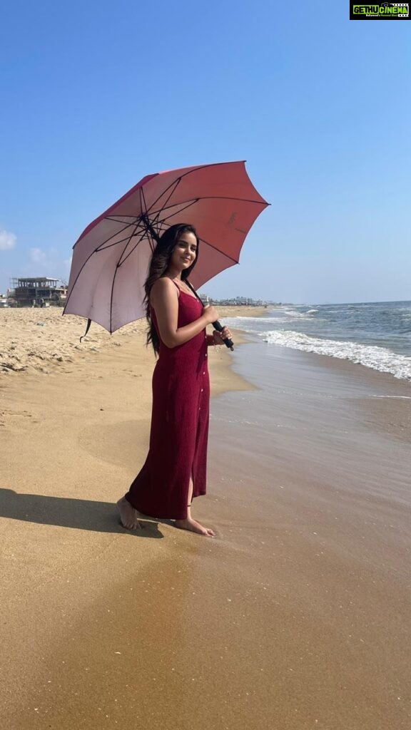 Kanmani Manoharan Instagram - #kanmanimanoharan✨ Neer ponapinnum nizhal matum pogalaye pogalaye ! Nenjukuliyil nizhal vandhu vizhundhiruchu ❤️🎼 #kanmanimanoharan✨ #zee # television #zeetamil #actress #model #love #beach #trending #trendingreels #instagram