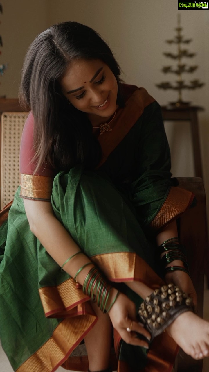 Kanmani Manoharan Instagram - #kanmanimanoharan✨ Beautiful shots @karthikha_photography Makeover @luxxmakeover Styling @styl_by_prathi #kanmanimanoharan✨ #actrsses #model #television #zee #shoot #saree #song #vibes