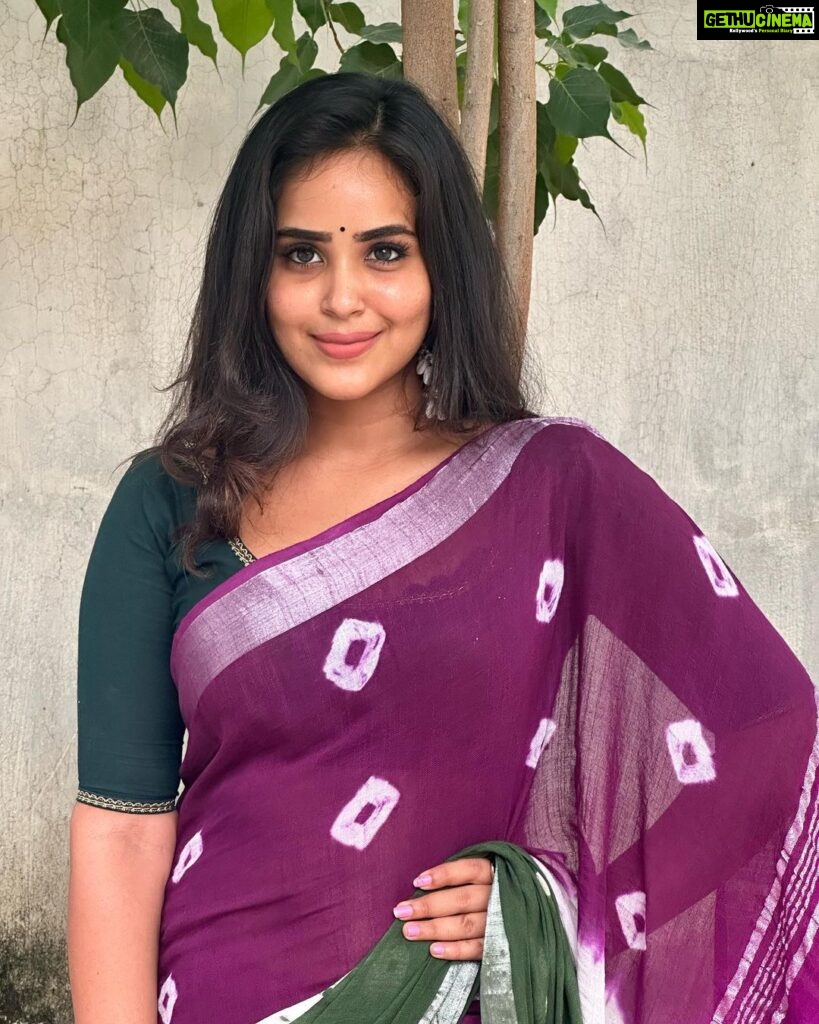 Kanmani Manoharan Instagram - #kanmanimanoharan✨ Wearing @lotus__collections hand block cotton linen saree. Soft and light weight. Best cool comfortable work wear. Do check @lotus__collections for more colours.
