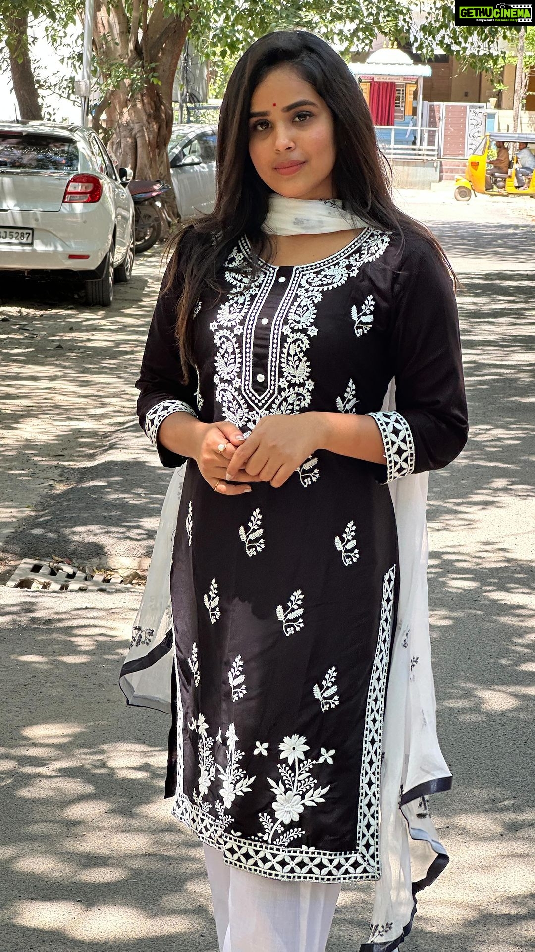 Kanmani Manoharan Instagram - #kanmanimanoharan✨ Very beautiful Chikankari Kurti Set from @sarees_wholesale_collection Must Buy ❤️🔥 Very reasonable cost🤩 #reelsinsta #reelit #instareel #reelsviral #trendingaudio #sareereels #sareelook❤️ #sareelook❤️ #lookoftheday #reeels💖💖💞💑 #instafashion #silksarees #collaboration