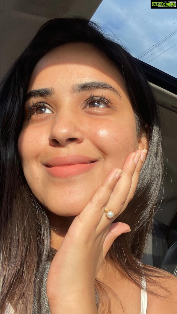 Kanmani Manoharan Instagram - Being in the cine industry and having no time to go to the parlour often, I always make sure to take my Skin Care Routine very seriously!✨ The Oily Skin Combo by Samudhrika Lakshana is doing wonders to my skin!🥳 I follow this incredible routine and I get amazing results within just 15 to 20 days! 💯 Remember, consistency is key! Do check out their website and buy these amazing products 🫶🏻. You can also check out their insta page @samudhrikalakshana #SamudhrikaLakshana #oilyskin #combo #results #skincareproducts #glowing #smooth #skin #skincare