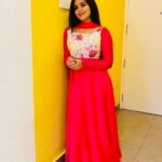 Kanmani Manoharan Instagram – #kanmanimanoharan✨ 

Beautiful outfit @tag_a_clothing_brand 

#vacation #varanasi #north #trip #friends #fun #love #peace