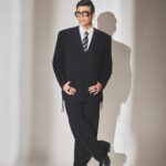 Karan Johar Instagram – Ma kehti hai “Umar ho gayee hai… dhang ke kapde pehno…. Mom aapke liye yeh seedha sada suit…. ( par dil phir bhi kehta hai … yeh bright rang kab mujhse chodega ) styled by a sedate @ekalakhani in a classic @goyalkanika 📷 shot by a surprised @sheldon.santos