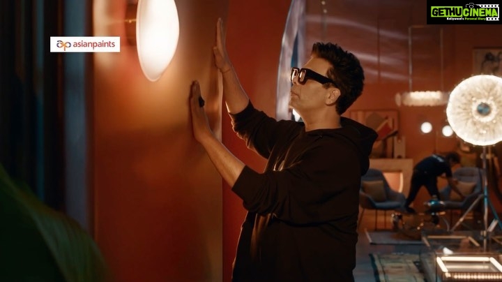 Karan Johar Instagram - Heere ki parakh sirf jauhari ko hoti hai and asli star ki parakh Johar ko!!😂 Introducing the new star of this era, Asian Paints Royale Glitz that steals your spotlight. @asianpaints #AsianPaints #RoyaleGlitz #AsianPaintsRoyaleGlitz #StealsYourSpotlight #UltraSheen #CrackFreePerformance #Luxury #Royale #Glitz #Ad #PaidPartnership