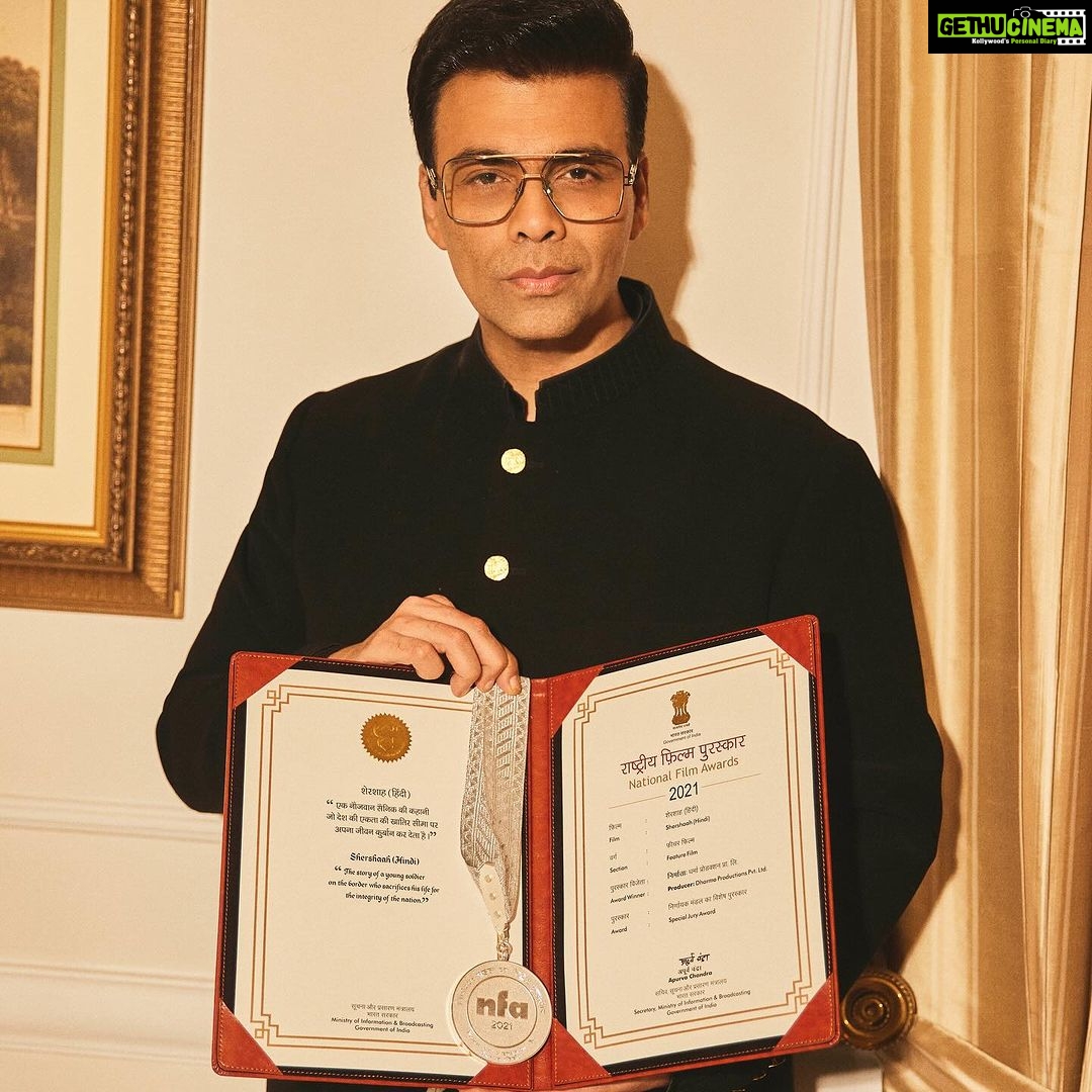 Karan Johar Instagram - Humbled…Honoured and just so Happy to receive the prestigious national award, the SPECIAL JURY AWARD for SHERSHAAH…. In @manishmalhotra05 styled by @ekalakhani 📷 @sheldon.santos