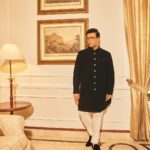 Karan Johar Instagram - Humbled…Honoured and just so Happy to receive the prestigious national award, the SPECIAL JURY AWARD for SHERSHAAH…. In @manishmalhotra05 styled by @ekalakhani 📷 @sheldon.santos