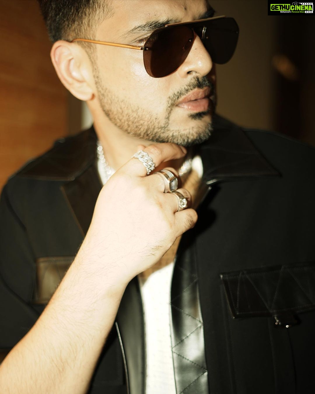 Karan Kundrra Instagram - Doabbe waale mundey.. tere toh hone nai sambhaal nee..! Soho House Mumbai