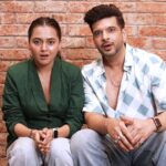 Karan Kundrra Instagram - Hum bhi chahte hain ki iss jodi ke PDA ko kabhi kisi ki nazar na lage! 🫰🧿 #GunsAndGulaabs, now streaming only on Netflix! 🍿 #GunsAndGulaabsOnNetflix @rajanddk @rajkummar_rao @dqsalmaan @gouravadarsh @tjbhanu @gulshandevaiah78 @iamsumankumar @sumitaroraa @shreyadhan13 @poojagor @vipin.sta @thisisnilesdivekar @iammanujsharma @goutamsharmaa191 @gouravsharmaa191 @tanishqchaudhary_ @krishrao_official @suhanisethi_ @araham.sawant @d2r_films @Amanpant02 #SatishKaushik