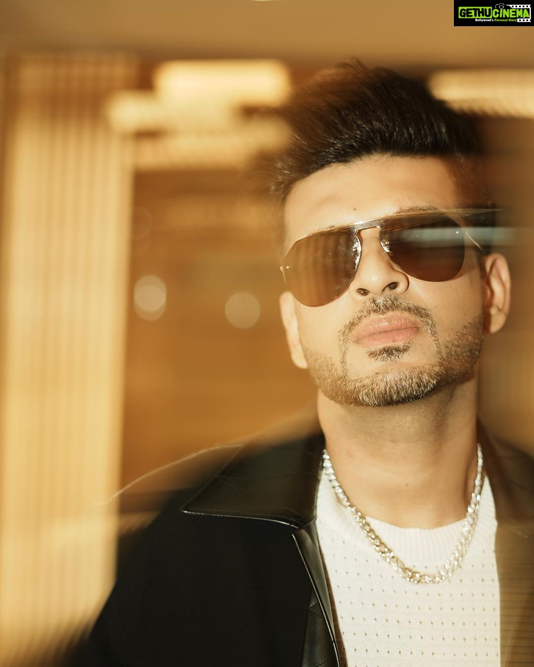 Karan Kundrra Instagram - Doabbe waale mundey.. tere toh hone nai sambhaal nee..! Soho House Mumbai