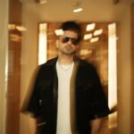 Karan Kundrra Instagram – Doabbe waale mundey.. tere toh hone nai sambhaal nee..! Soho House Mumbai