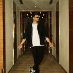 Karan Kundrra Instagram – Doabbe waale mundey.. tere toh hone nai sambhaal nee..! Soho House Mumbai
