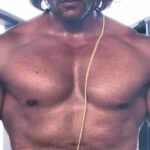 Karanvir Bohra Instagram - I've been struggling for over 20 years to fight these obliques of mine, so so stubborn, they just won't go.... I work hard for 3-4 months with a strict diet plan and then 3-4 days of no workout and bad diet, i see the heaviness of the sides coming out.... It's so frustrating (feel like blaming my #marwari genetics) It's so so so difficult to stay dedicated to a regime, to a meal plan.. and then on the other side it's so inspiring to see fellow mates have the body i desire, but at the end of it, it's all about dedication and consistency.... But as they say #grassisgreener #ontheotherside and to eat that grass you need the persistence and commitment...