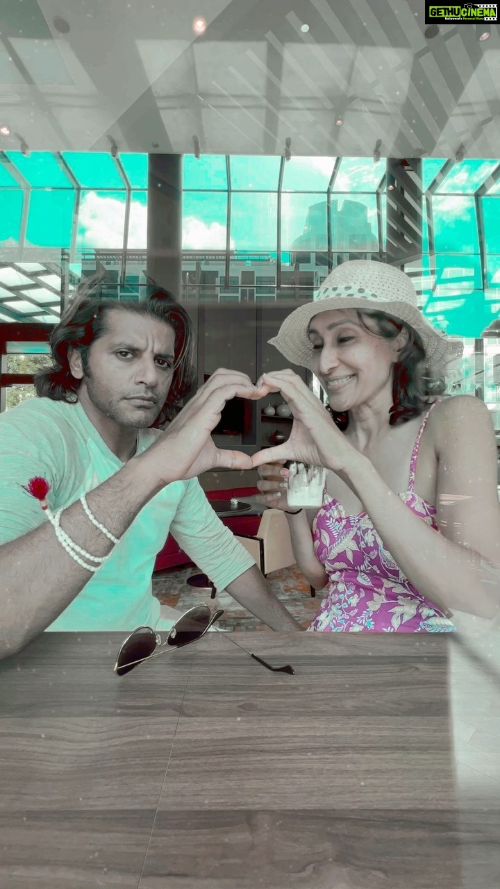 Karanvir Bohra Instagram - Some things never change.. like how he eyeballs my food. And how I still don’t share it. 🙄 When we stop to get ice cream, why can’t you just get your own?? @karanvirbohra Anyway, why would you want ice cream? You can have my heart! 😄 #travellingfamily #singapore #beattheheatwithicecream