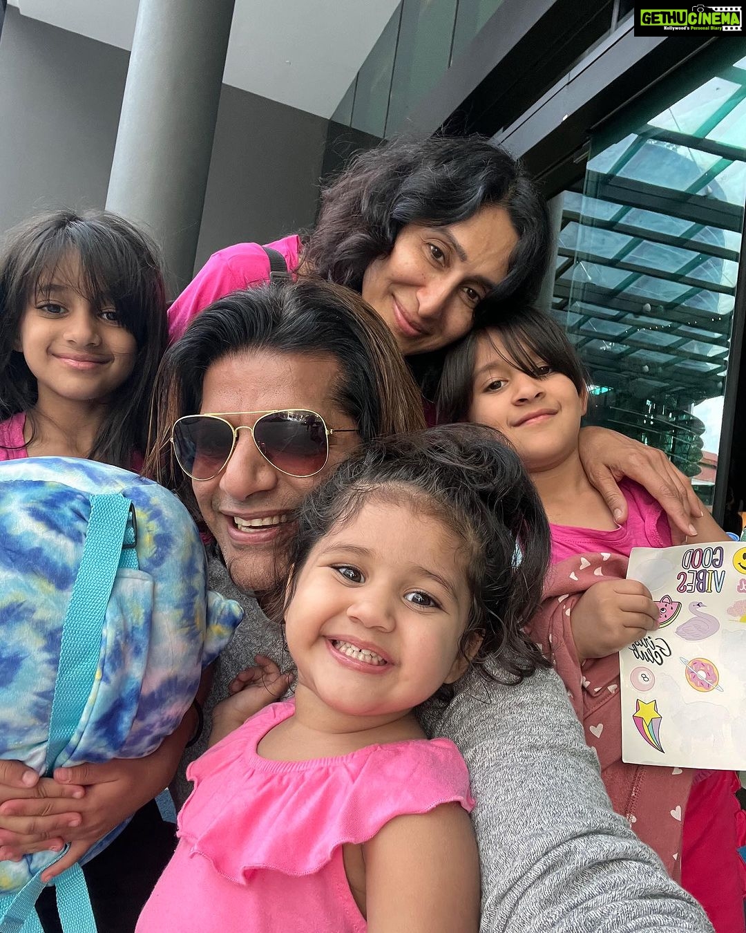 Karanvir Bohra Instagram - words, especially for Dad who’s been so busy shooting these past few months. ❤️❤️❤️ From different parts of the world, we connect at our next destination - so excited to explore Singapore! Yay!! 😃 @twinbabydiaries @thebabysnowflake #travelingfamily #momblogger #visitsingapore #singapoRewards @visit_singapore