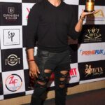 Karanvir Bohra Instagram - Iss khel Ka mai #villain Award for best negative character in #humrahenarahehum Thank you for all the love ❤️ Thank you @swastikproductions @sktorigins @rahultewary for this awesome opportunity #humrahenarahehum #samarahluwalia 🤗🤗🤗 @saketts love you bro