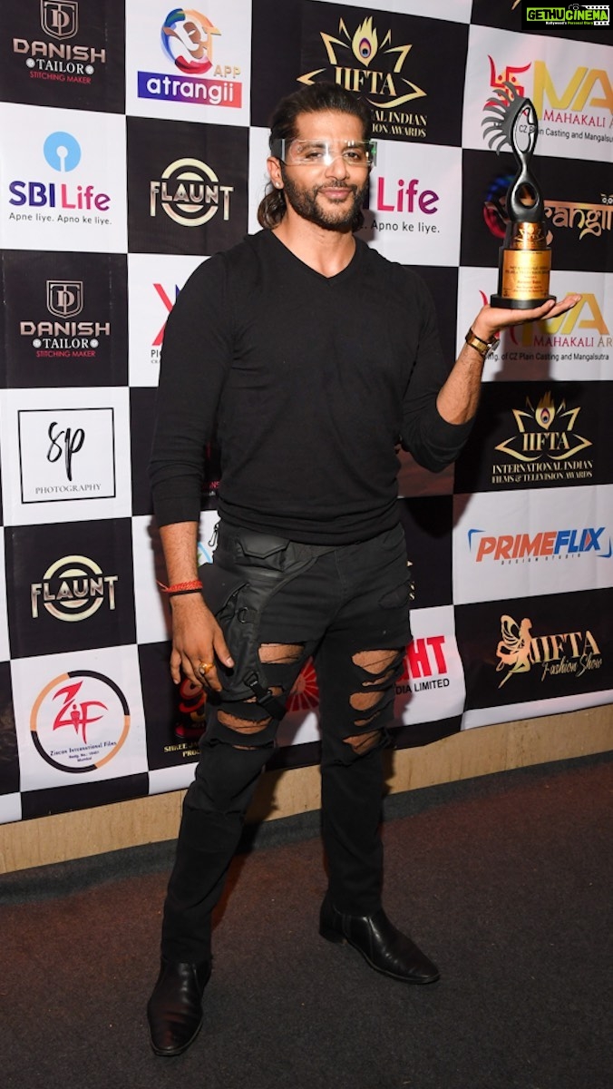 Karanvir Bohra Instagram - Iss khel Ka mai #villain Award for best negative character in #humrahenarahehum Thank you for all the love ❤️ Thank you @swastikproductions @sktorigins @rahultewary for this awesome opportunity #humrahenarahehum #samarahluwalia 🤗🤗🤗 @saketts love you bro