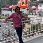Karanvir Bohra Instagram - NEEM KAROLI BABA KI JAI…. I’ve been wanting to take his darshan since over a year, and yesterday out of the blue thanks to my shoot being canceled and a suggestion by #ateevsingh we went and got d divine Darshan by #neebkaroribaba Neeb Karori Baba Kaichi Dham,nainital,uttrakhand