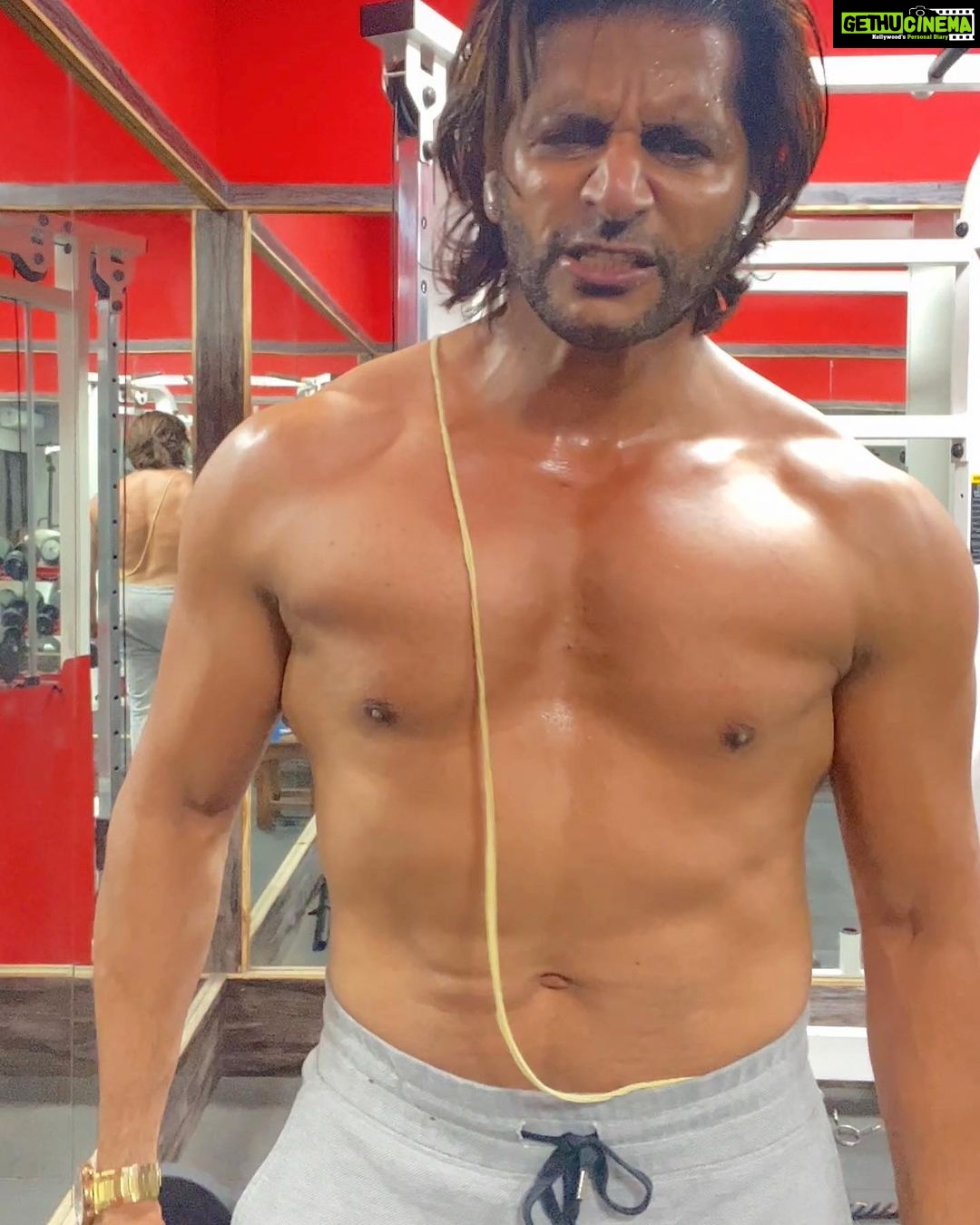 Karanvir Bohra Instagram - Something crazy coming up…. Can’t contain, but will have to 🔥🔥🔥