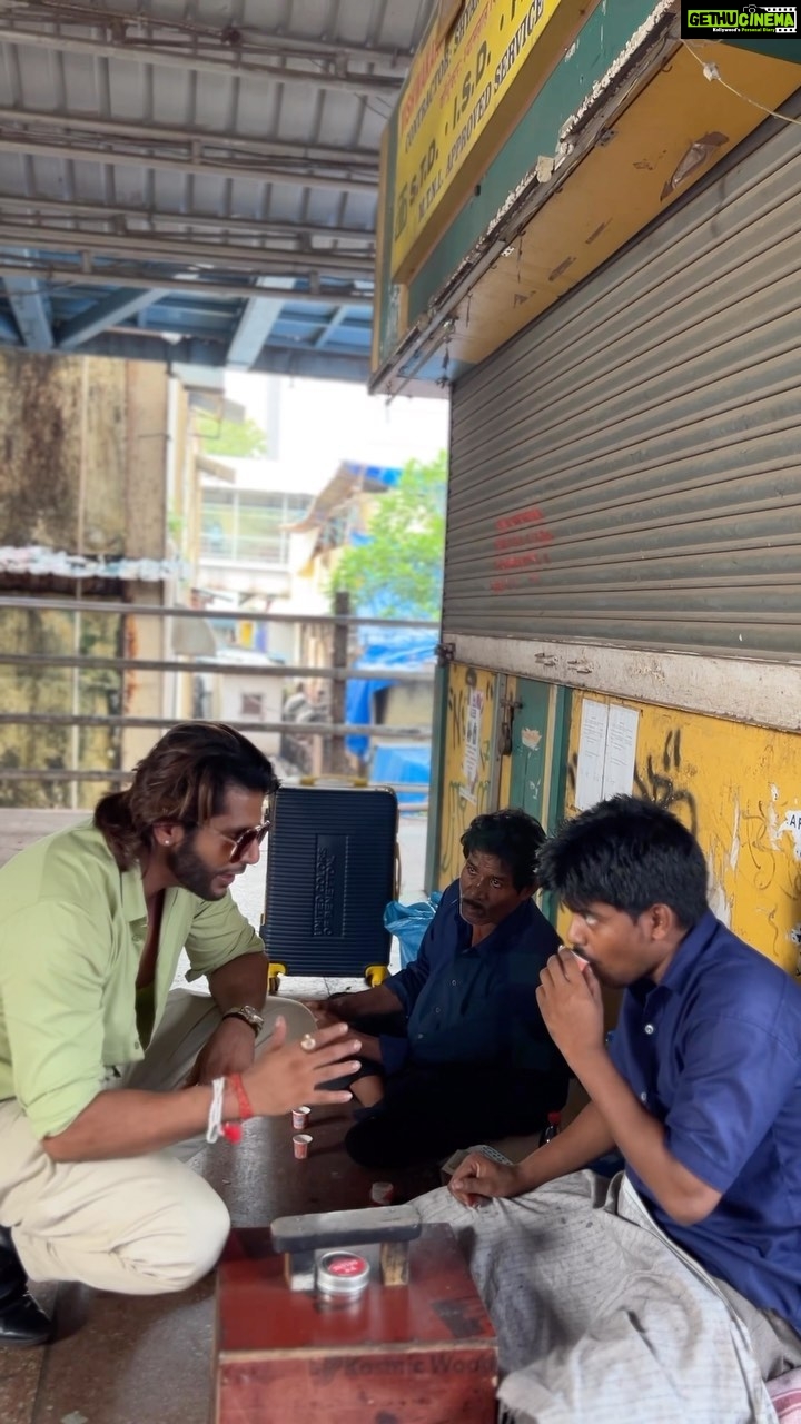Karanvir Bohra Instagram - Station pe joote Polish nahi kiya toh kya kiya?