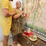 Karanvir Bohra Instagram - Guru Gobind dou khade, kake lagu paye? Our first ever teacher/guru is our mother, she teaches us the ways of the world (@madhu.hariom ) then came the guru who taught me the way of life ( @srisriravishankar ) and I had another one who taught me the ways of the Entertainment Industry (#panditvirukrishnanji) and finally the guru who takes you to salvation (#baba )