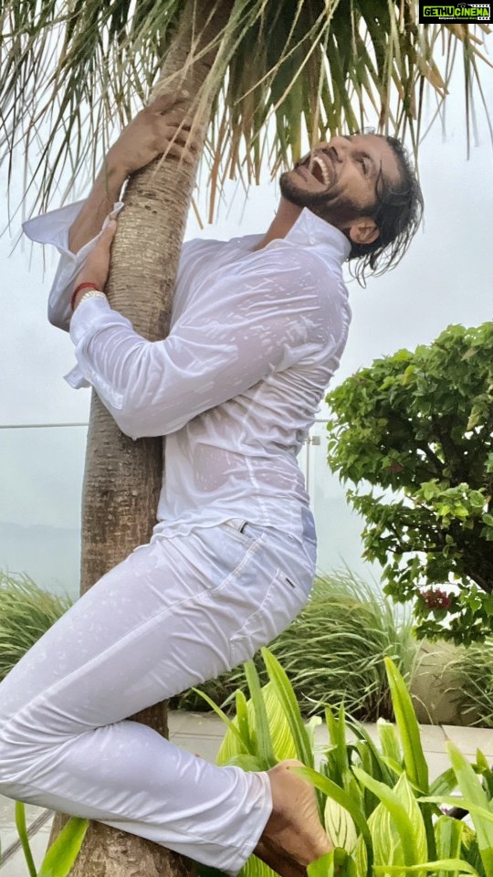 Karanvir Bohra Instagram - Tumne Ishq ka naam suna hai, humne Ishq Kiya hai.... #romanticmonsoon #kvbreels #karanvirbohra