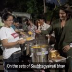 Karanvir Bohra Instagram - My mommie @madhu.hariom makes homemade Prasad every Thursday and give it down at the mandir, this time she made Prasad for the entire unit of #saubhagyawatibhava And specifically asked me to serve everyone with my own hands…. I would anyway have done it, but I love it how mums still treat us like babies and still give us instructions… I never want this relation to change….. EVER #omnamahshivaya 🔱