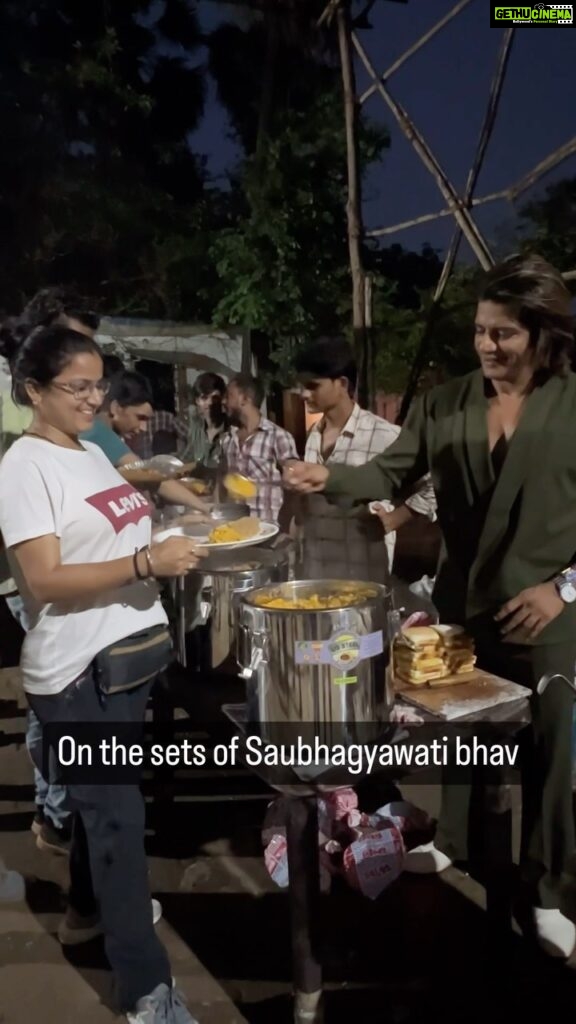 Karanvir Bohra Instagram - My mommie @madhu.hariom makes homemade Prasad every Thursday and give it down at the mandir, this time she made Prasad for the entire unit of #saubhagyawatibhava And specifically asked me to serve everyone with my own hands…. I would anyway have done it, but I love it how mums still treat us like babies and still give us instructions… I never want this relation to change….. EVER #omnamahshivaya 🔱