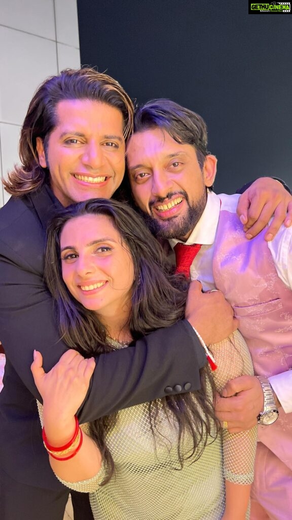 Karanvir Bohra Instagram - Mere sautele bhai #raghvendrabarot ki shaadi, so so so happy for them love you guys ….. I was to be in canada and both of us were so sad that I wouldn’t be able to attend the wedding, but the plan got changed and I didn’t tell him… gave him a surprise straight at the wedding, this the emotions… I love you bro @aabhaasmehta @zeeniawadia