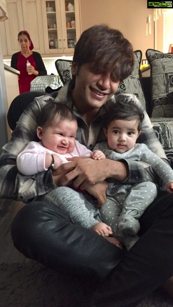 Karanvir Bohra Instagram - In 3 days you will be 7 years old… I still can’t believe that time has passed by so fast… they did tell that, but I really didn’t think it wild go that fast… I miss your masti when you girls were little, I miss how you started saying your first few words, I miss how you would sleep in my arms… I miss all that but I miss even more when you are not with me @twinbabydiaries