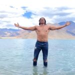 Karanvir Bohra Instagram - Duniya mein agar jannat hai toh ‘aminasto,’ ‘aminasto,’ ‘aminasto.’ I’ve fallen in love with #ladakh and it’s texture that nature provides. Fro #leh @riverlandboutiquehomestay straight inside -7 degrees in #pangong lake @desertbluepangong what an experience…. Thank you @wangchukstany for this unforgettable adventure, bigg love to the entire team of @wisdomhimalayanvoyages and @deserthimalayaresort and @deserthimalaya_adventurepark The next time I’m coming with my angels @bombaysunshine @twinbabydiaries @thebabysnowflake Thank you @utladakhtourism