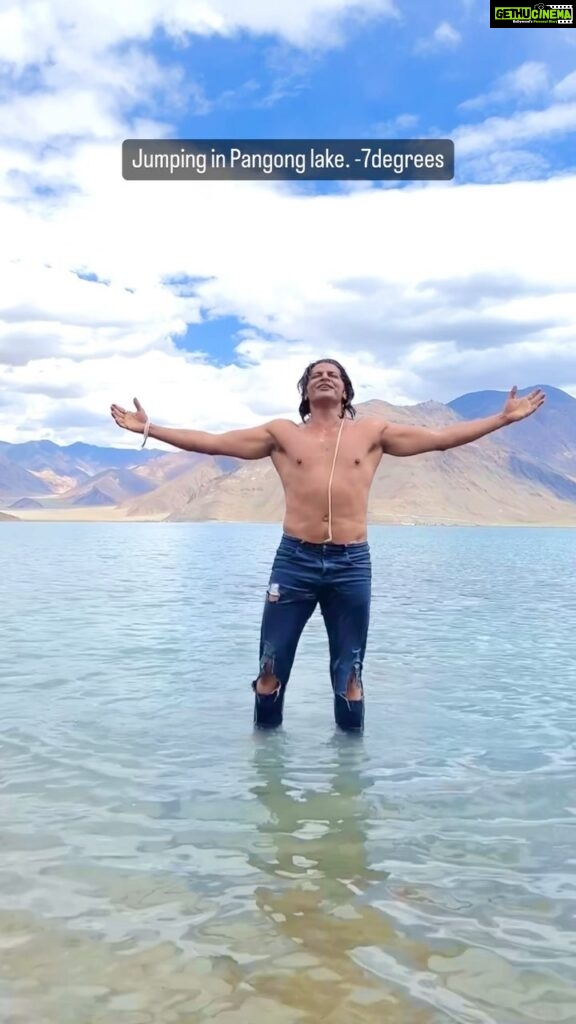Karanvir Bohra Instagram - Duniya mein agar jannat hai toh ‘aminasto,’ ‘aminasto,’ ‘aminasto.’ I’ve fallen in love with #ladakh and it’s texture that nature provides. Fro #leh @riverlandboutiquehomestay straight inside -7 degrees in #pangong lake @desertbluepangong what an experience…. Thank you @wangchukstany for this unforgettable adventure, bigg love to the entire team of @wisdomhimalayanvoyages and @deserthimalayaresort and @deserthimalaya_adventurepark The next time I’m coming with my angels @bombaysunshine @twinbabydiaries @thebabysnowflake Thank you @utladakhtourism