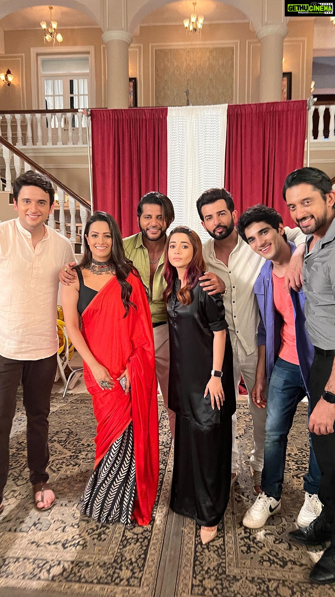 Karanvir Bohra Instagram - Today is the last episode telecast for #humrahenarahehum I’m gonna miss you guys so much …. Let’s see kaha lejaye yeh hawayien ….. thank you @swastikproductions @rahultewary @sktorigins for wonderful opportunity … @last day shoot blog in my bio