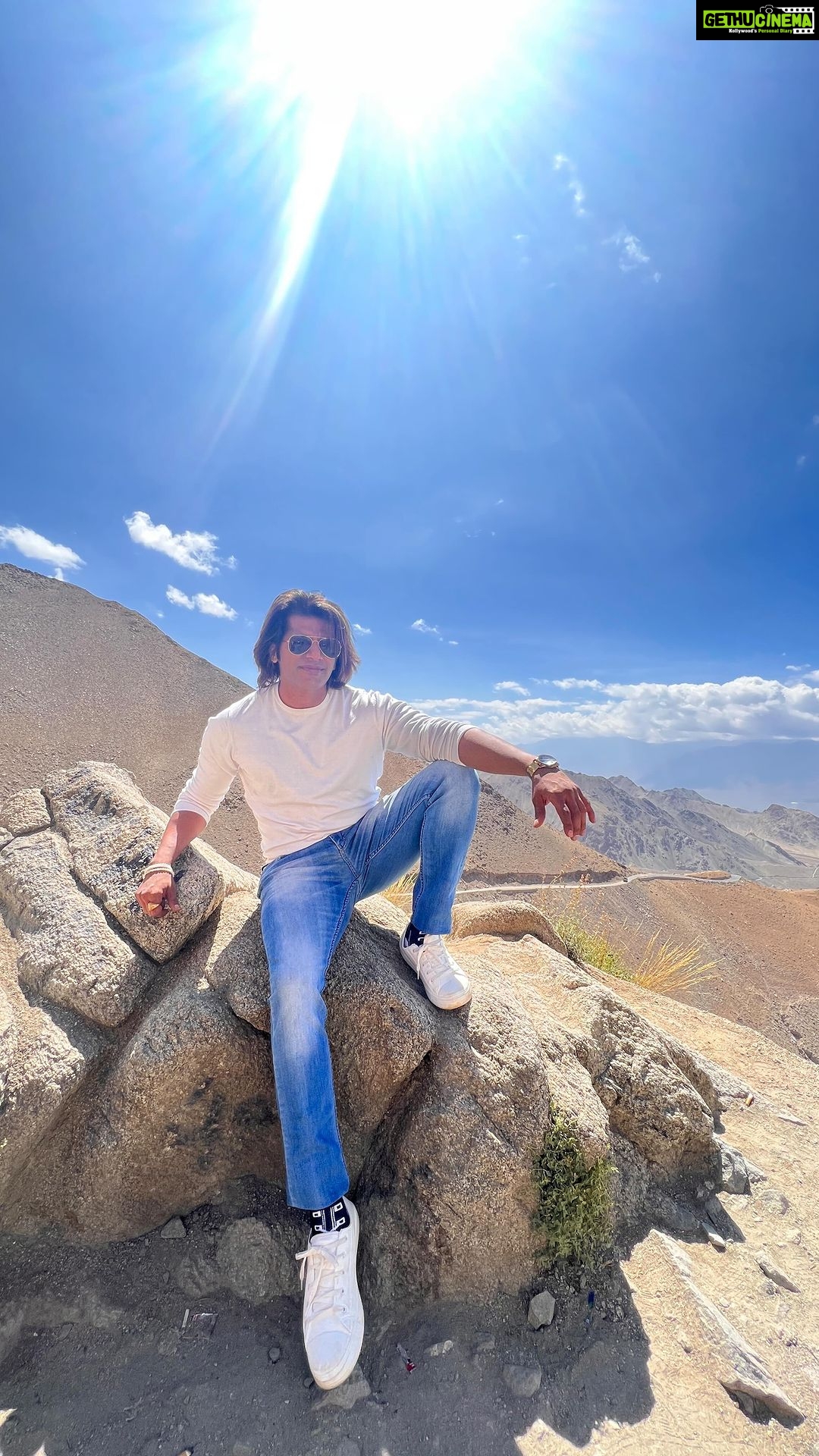 Karanvir Bohra Instagram - On my way to #highestmoterablepass in the world #khardunglapass #ladakh and we were so lucky to get snow on the way… and this couldn’t have happened without my friend @wangchukstany @utladakhtourism @wisdomhimalayanvoyages