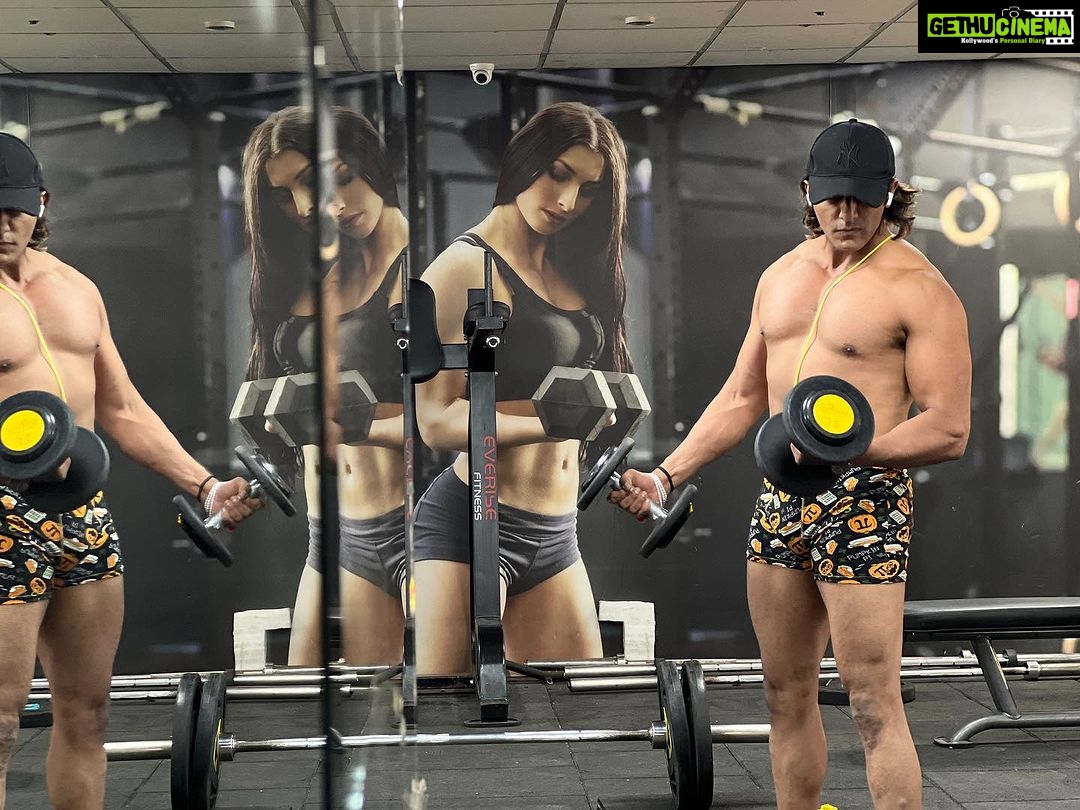 Karanvir Bohra Instagram - What got your attention first?