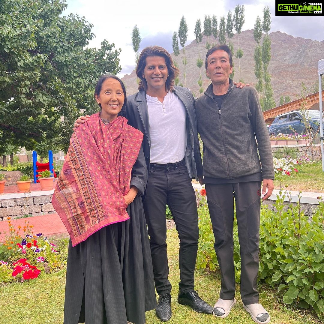 Karanvir Bohra Instagram - My first day in #ladakh #leh met @wangchukstany mum #amaley and stayed at their beautiful @riverlandboutiquehomestay right next to #indusriver Stany then took me to attend a Royal wedding party… what a beautiful first day…. full blog on my YouTube link in bio