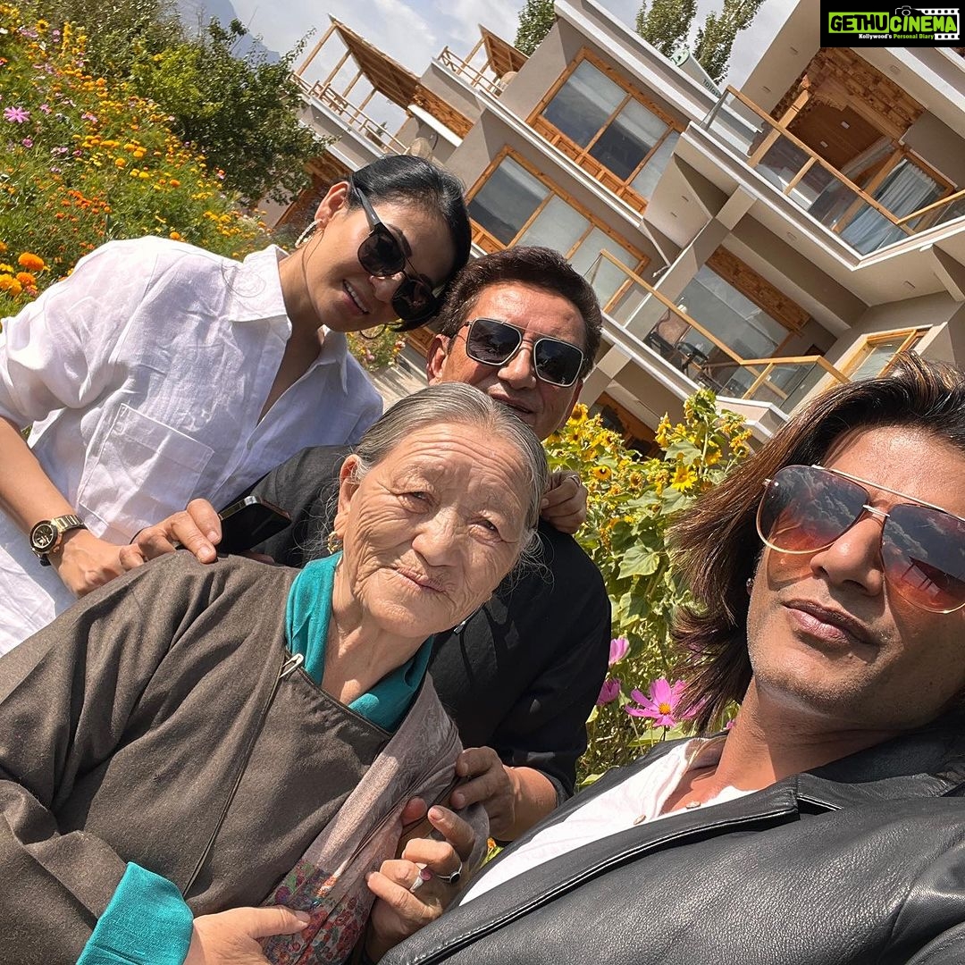 Karanvir Bohra Instagram - My first day in #ladakh #leh met @wangchukstany mum #amaley and stayed at their beautiful @riverlandboutiquehomestay right next to #indusriver Stany then took me to attend a Royal wedding party… what a beautiful first day…. full blog on my YouTube link in bio