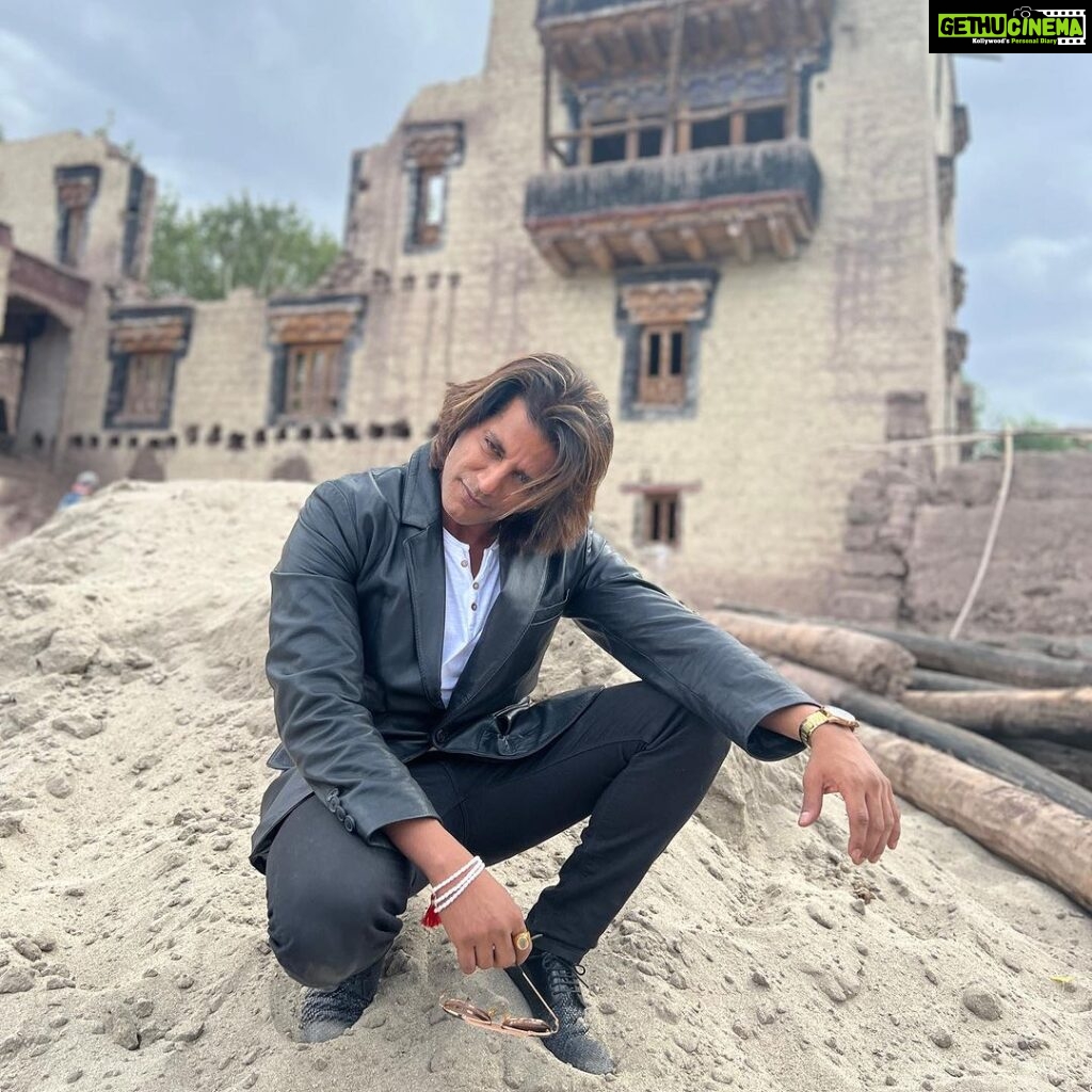 Karanvir Bohra Instagram - My first day in #ladakh #leh met @wangchukstany mum #amaley and stayed at their beautiful @riverlandboutiquehomestay right next to #indusriver Stany then took me to attend a Royal wedding party… what a beautiful first day…. full blog on my YouTube link in bio