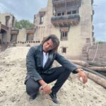 Karanvir Bohra Instagram - My first day in #ladakh #leh met @wangchukstany mum #amaley and stayed at their beautiful @riverlandboutiquehomestay right next to #indusriver Stany then took me to attend a Royal wedding party… what a beautiful first day…. full blog on my YouTube link in bio