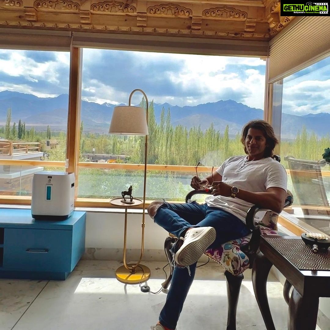 Karanvir Bohra Instagram - My first day in #ladakh #leh met @wangchukstany mum #amaley and stayed at their beautiful @riverlandboutiquehomestay right next to #indusriver Stany then took me to attend a Royal wedding party… what a beautiful first day…. full blog on my YouTube link in bio