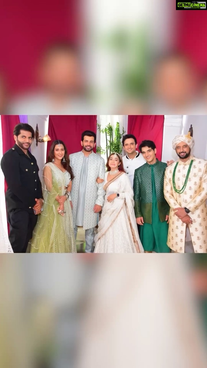 Karanvir Bohra Instagram - “Hum Rahein Na Rahein Hum”. Not just a journey but an “emotion” Here’s a sneak peek of a beautiful journey made with love by a group of people who turned into an un breakable family. - we made a perfect show, with a perfect team- 🕉️ Special thanks to @sktorigins sir @rahultewary sir @swastikproductions for creating this lovely show. @ijaybhanushali @tinadatta @karanvirbohra @cheshtabhagat @aabhaasmehta @iamkitugidwani @anitahassanandani @prervari #sujayreu —————family—————— ❤️🧿 Thankyou for all the love and support 🕉️