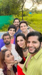 Karanvir Bohra Instagram - Inspite of the fun and happiness you see in this reel we are sad deep deep down… we will miss each other so much but most importantly we will miss entertaining you….❤️ #humrahenarahehum what a team we made, #toinfinityandbeyond