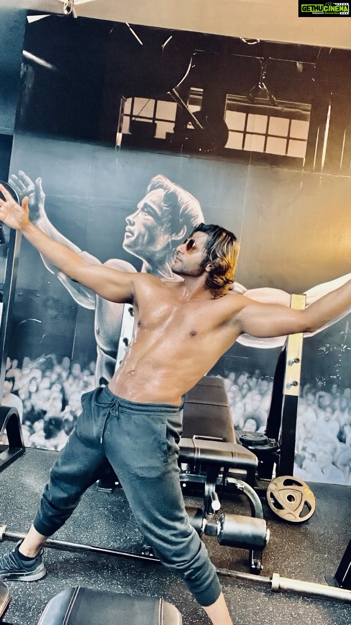 Karanvir Bohra Instagram - Chokra jawan re ….. nearing 41 ❤️