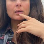 Kareena Kapoor Instagram - I have always wanted to be a part of a moody thriller… something that I love to watch… and it’s finally coming to you tomorrow… So on the eve of जाने जान release …I wanted to share what an incredible journey it’s been. I absolutely loved playing माया, but it would not have been so much fun if not for these amazing people ..❤️🌈⭐️ #JaaneJaan, 21st sept only on @netflix_in